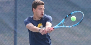 Jorge Figueroa es seleccionado para competir en campeonatos individuales de tenis masculino de la División III de la NCAA.